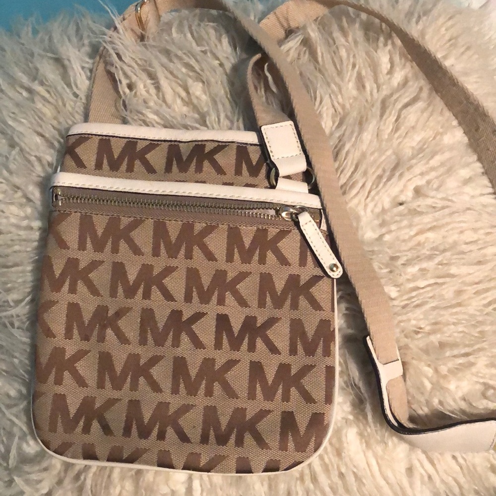 Flirty Michael Kors crossbody bag! #MichaelKors